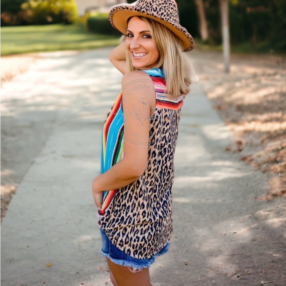 Stylish Leopard Print Sleeveless Blouse with Vibrant Accents